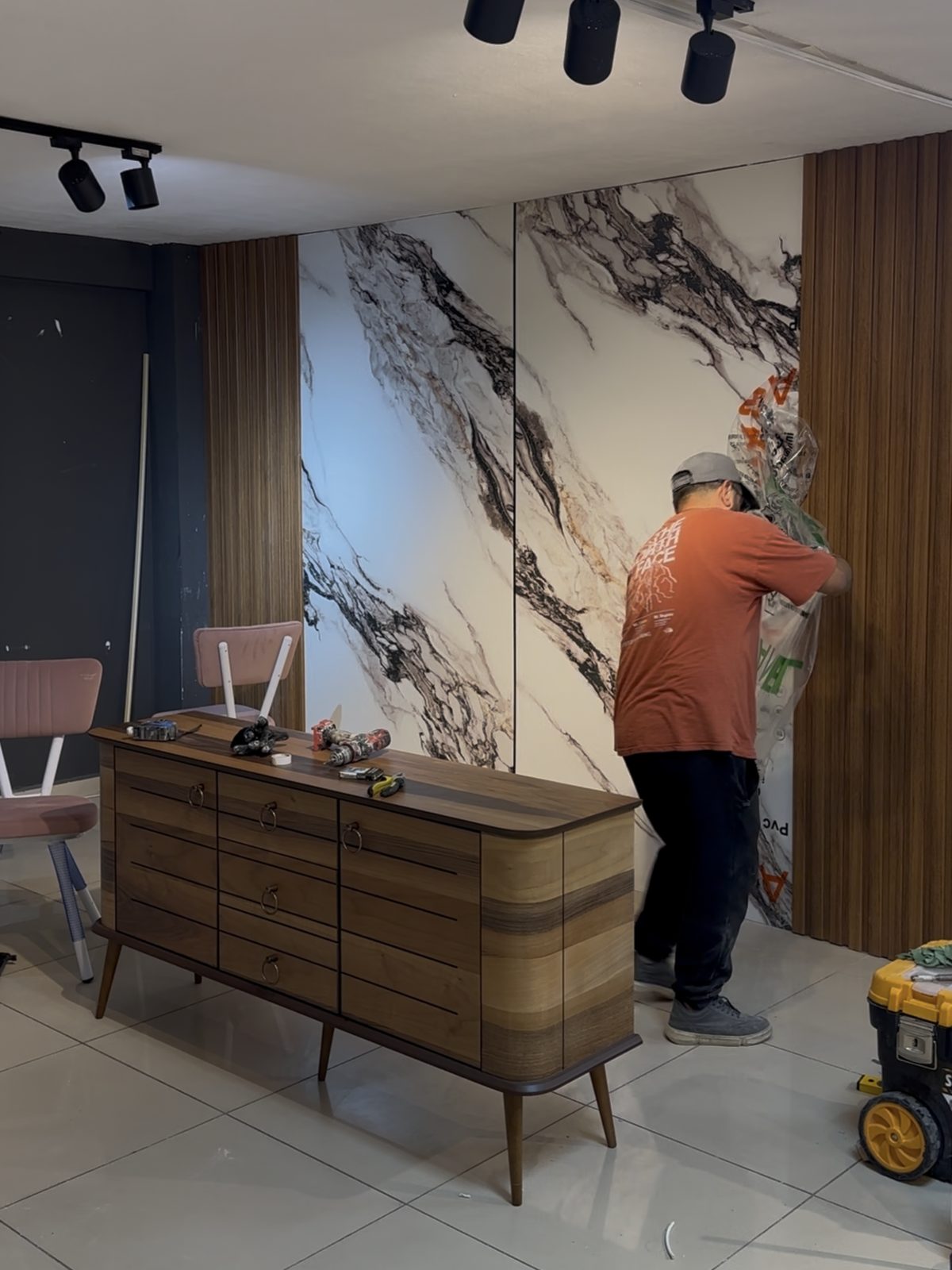KalviaWorks atölyesi — lambri panel işçiliği